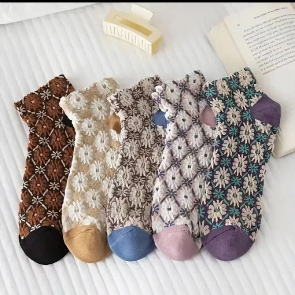 Floral cottagecore embossed ankle socks